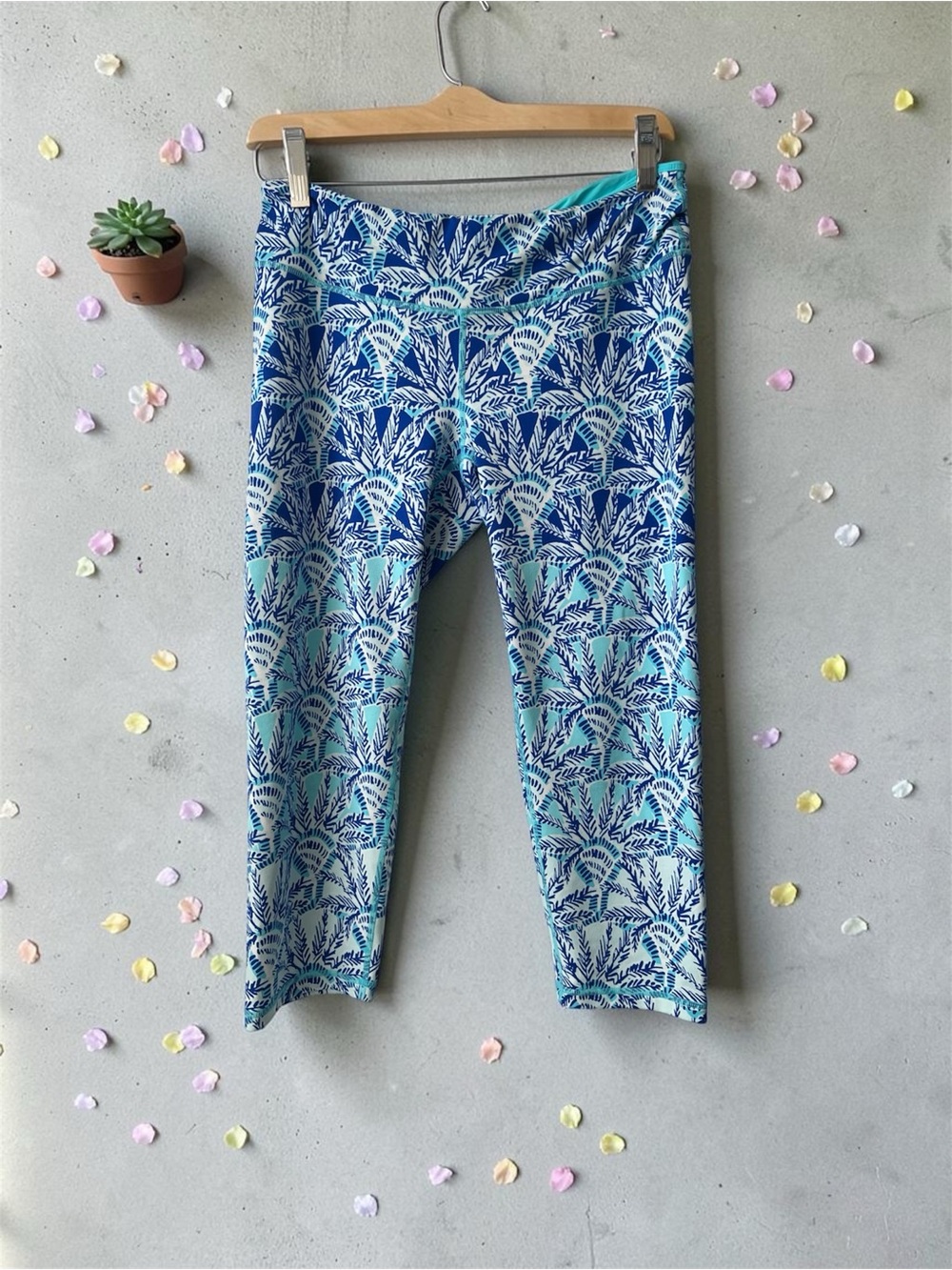 Lilly Pulitzer Blue & Teal Luxletic Tropical Leaf Stretch Capri Pants size L - Picture 2 of 9